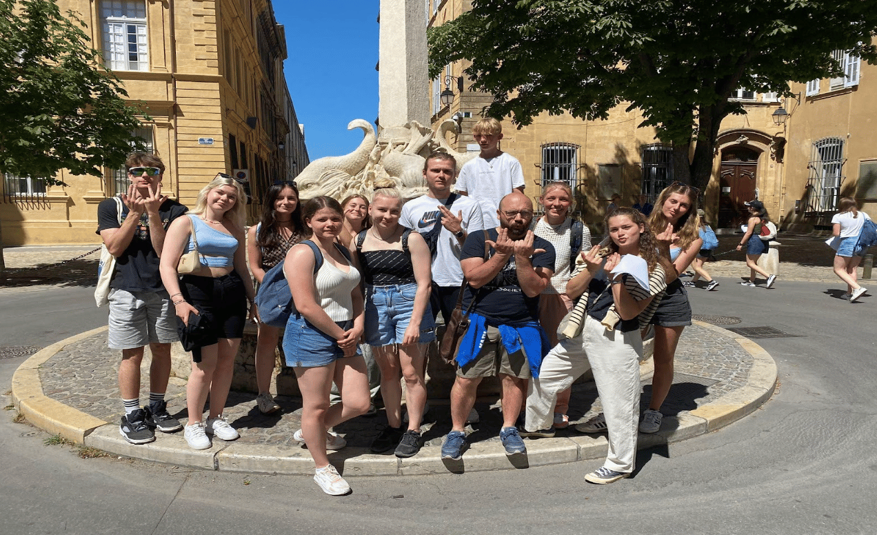 Un groupe d’élèves finlandais, italiens, néerlandais et allemands avec un professeur italien lors de la première visite d’un groupe ESN à Aix-en-Provence. Des élèves de Sainte Catherine ont guidé le groupe à travers la ville, juin 2022.